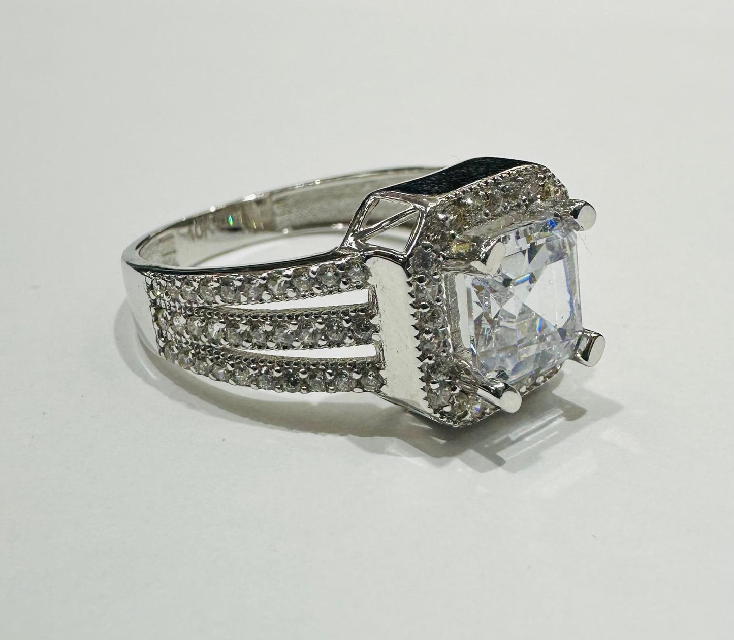 10K WHITE GOLD RING WITH CZ STONES -WEIGHT: 3.3gm