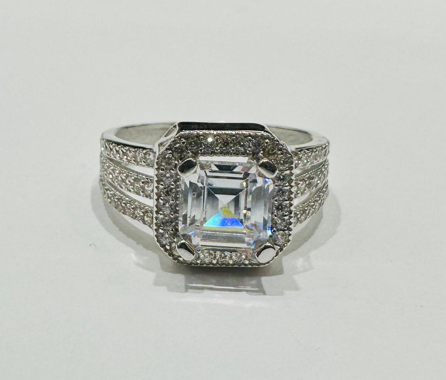 10K WHITE GOLD RING WITH CZ STONES -WEIGHT: 3.3gm