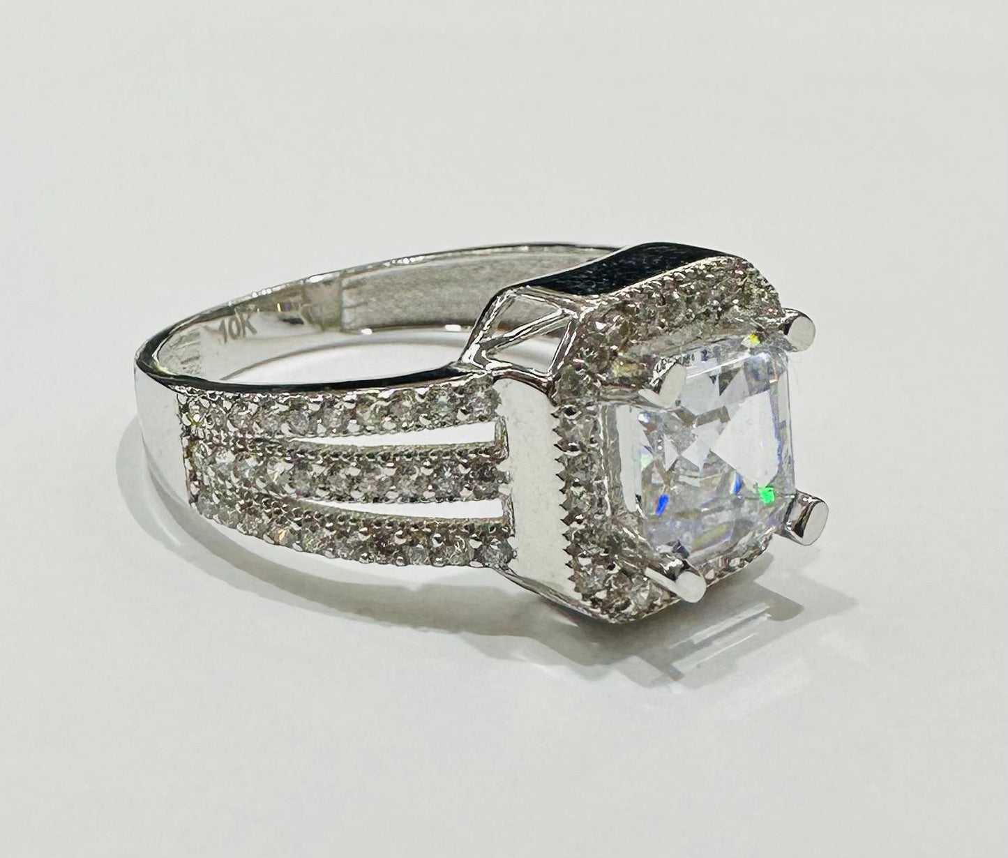 10K WHITE GOLD RING WITH CZ STONES -WEIGHT: 3.3gm