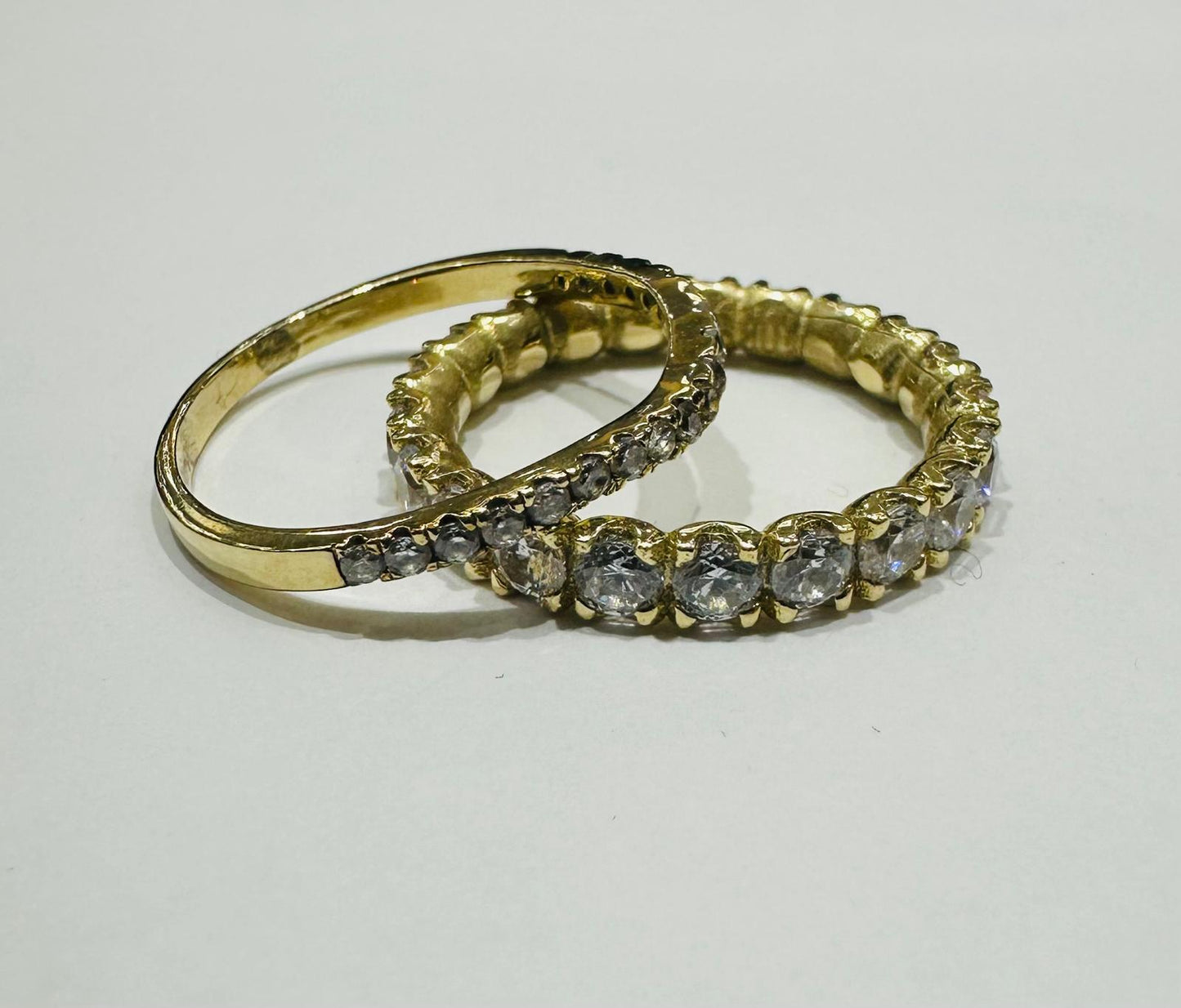 10K GOLD RING WITH CZ STONES -WEIGHT: 5.5gm