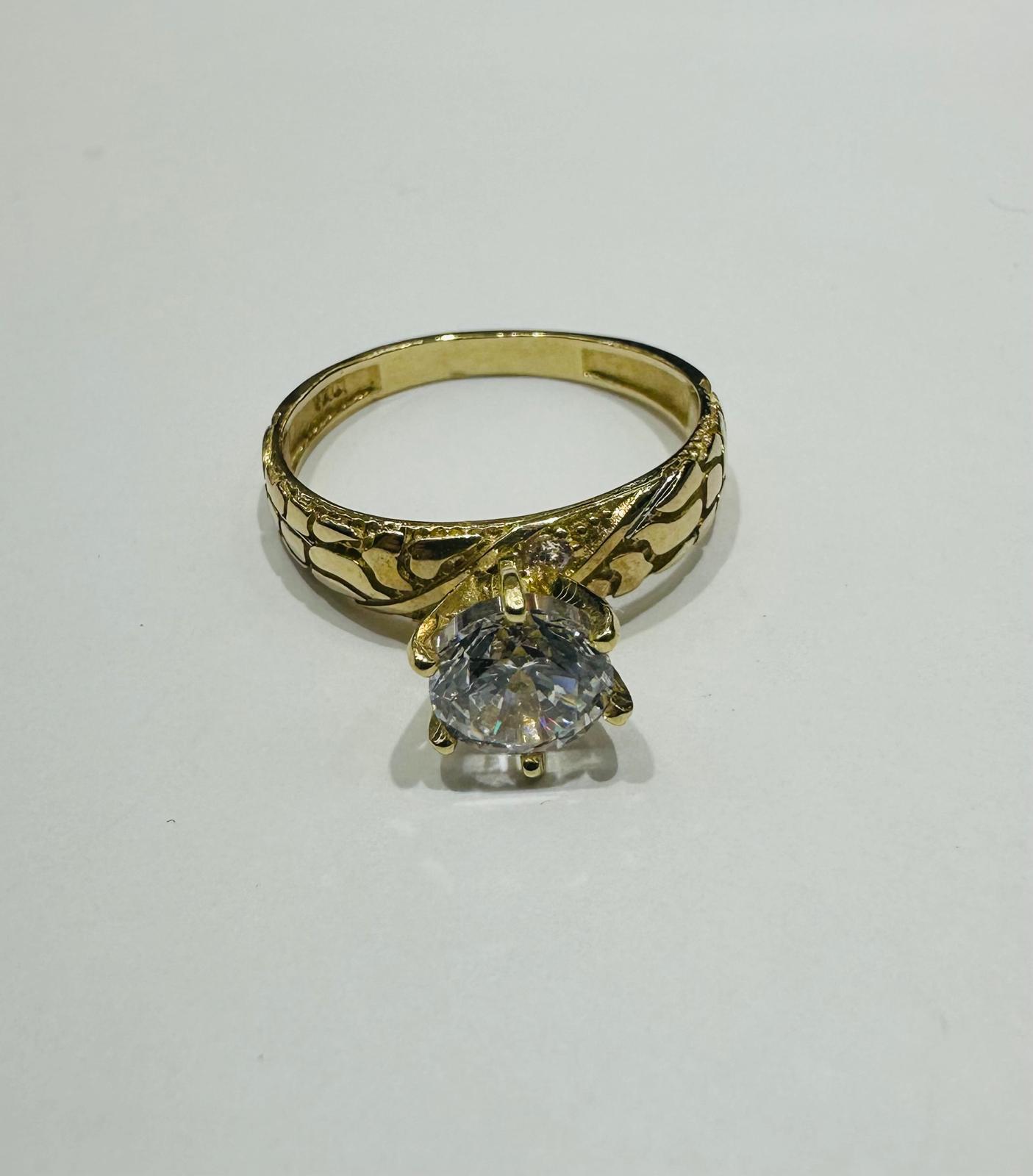 10K GOLD RING WITH CZ STONES -WEIGHT: 2.8gm
