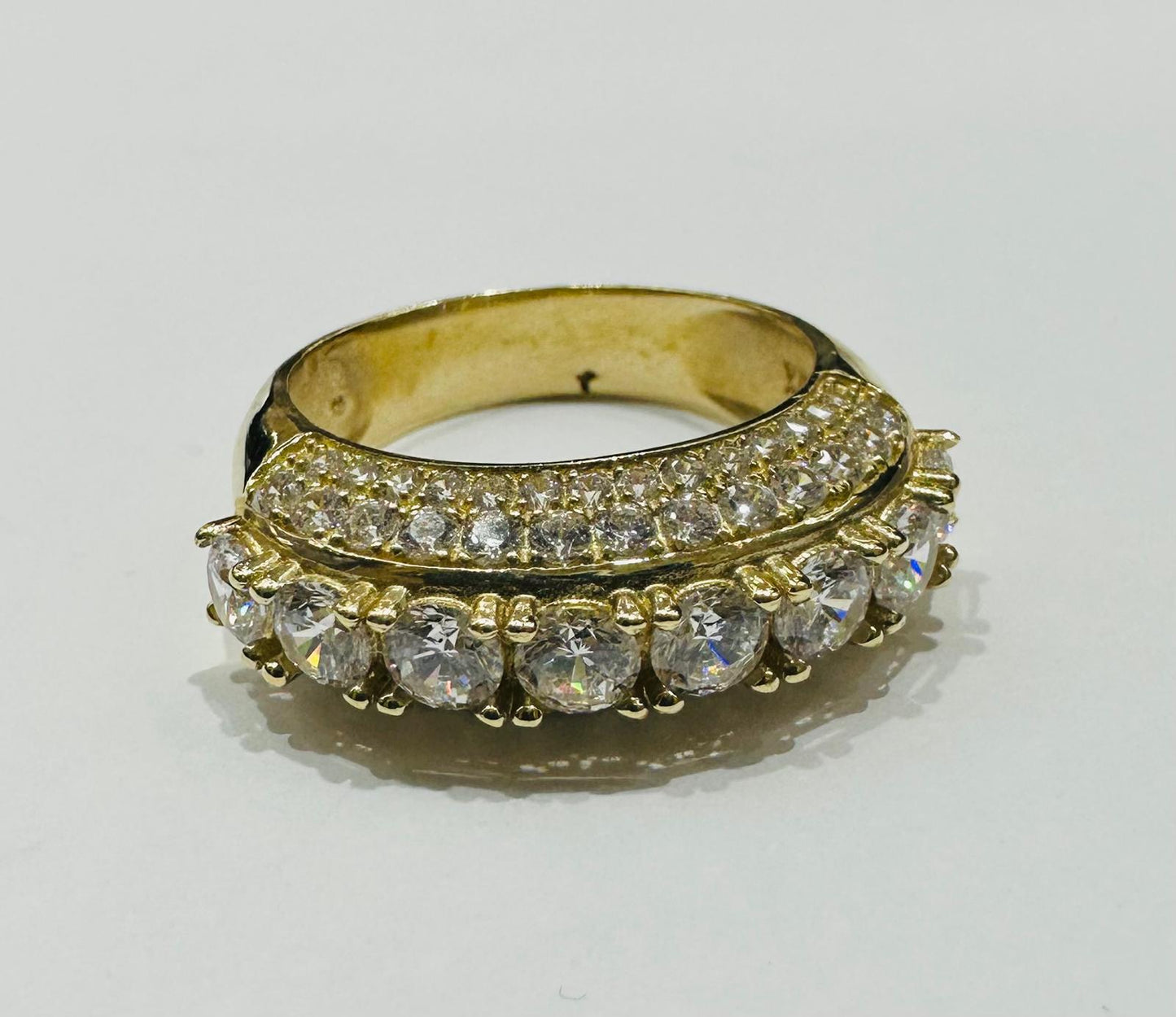 10K GOLD RING WITH CZ STONES -WEIGHT: 7.6gm