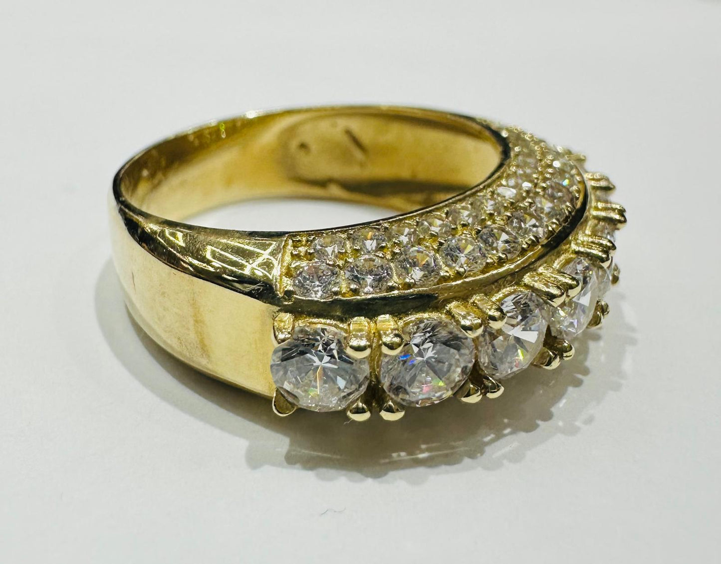 10K GOLD RING WITH CZ STONES -WEIGHT: 7.6gm