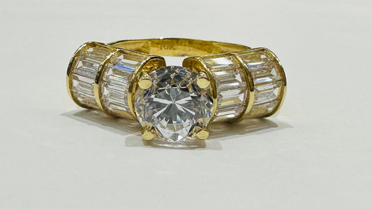 10K GOLD RING WITH CZ STONES -WEIGHT: 4.7gm