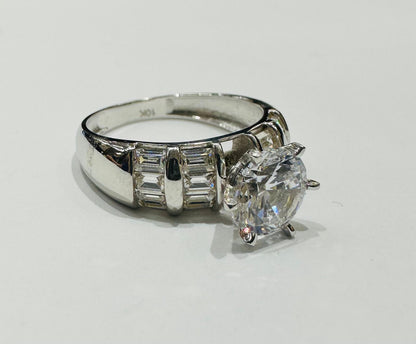 10K WHITE GOLD RING WITH CZ STONES -WEIGHT: 3.8gm