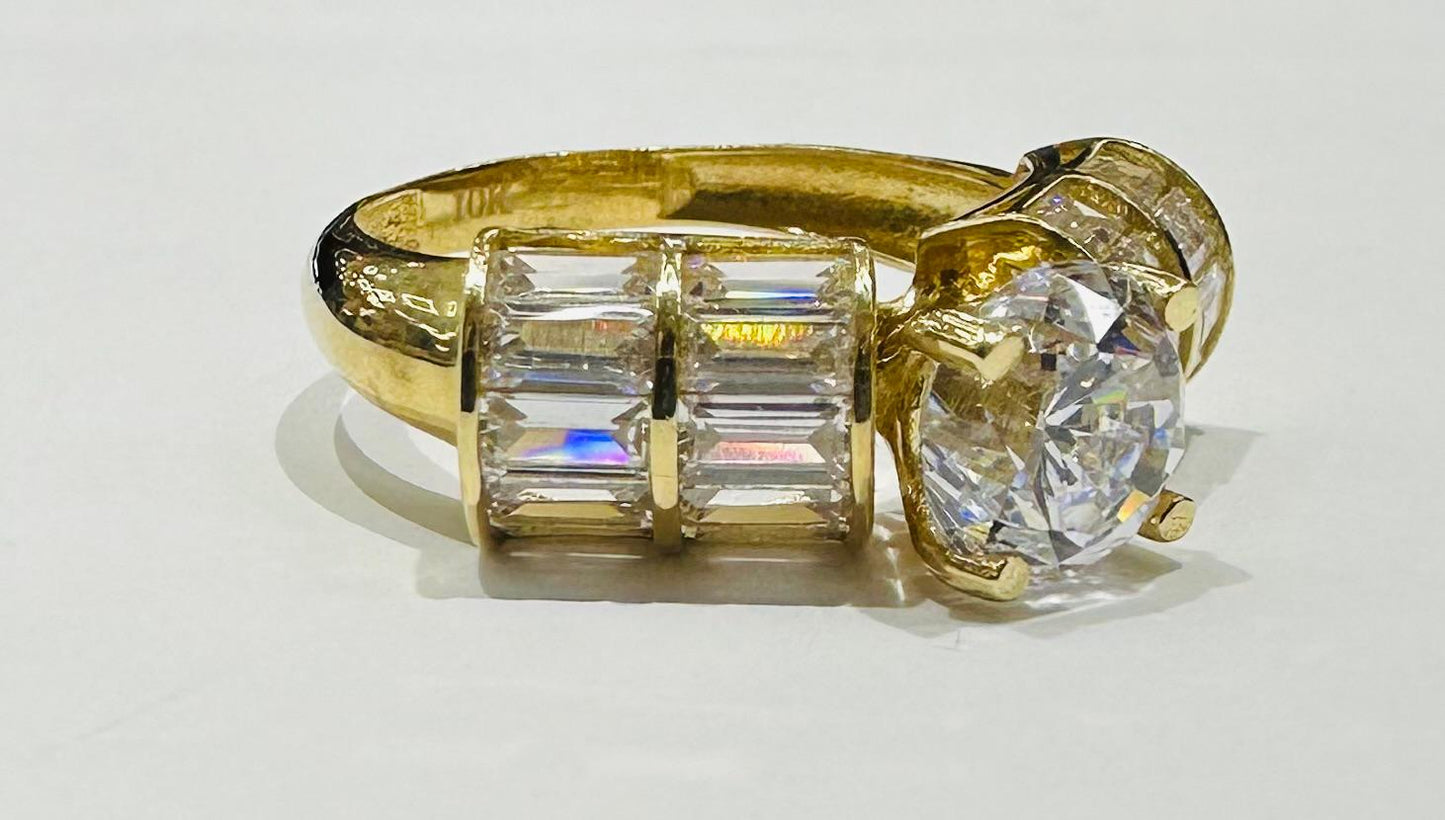 10K GOLD RING WITH CZ STONES -WEIGHT: 4.7gm