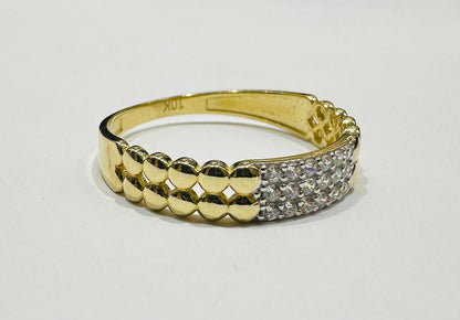 10K GOLD RING WITH CZ STONES -WEIGHT: 2.2gm