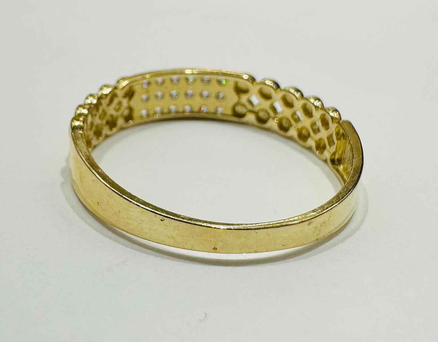 10K GOLD RING WITH CZ STONES -WEIGHT: 2.2gm