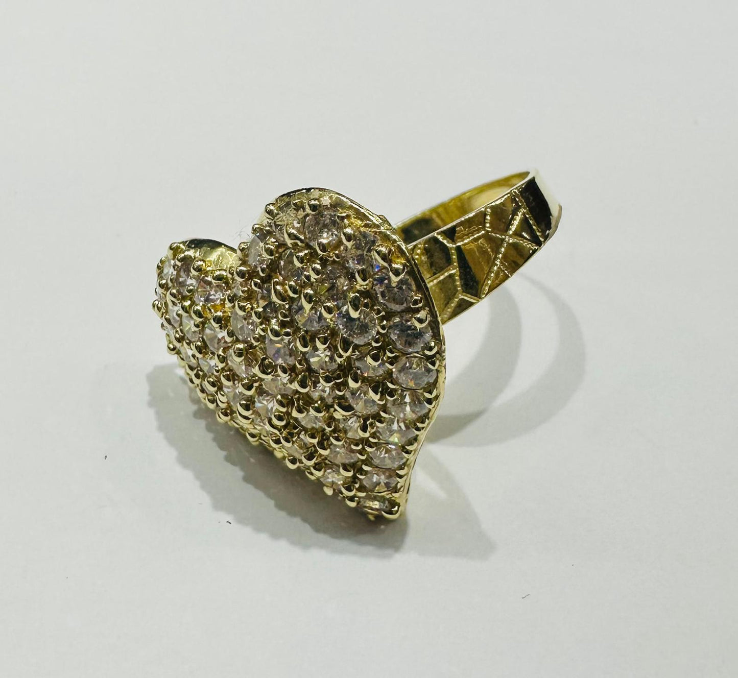 10K GOLD HEART RING WITH CZ STONES -WEIGHT: 8.8gm