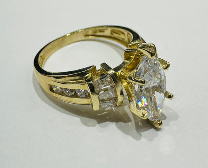 10K GOLD RING WITH CZ STONES -WEIGHT: 4.5gm