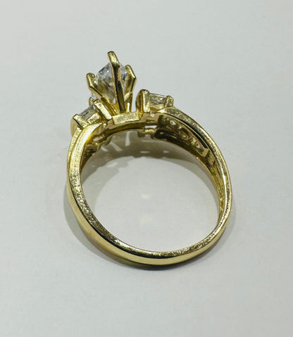 10K GOLD RING WITH CZ STONES -WEIGHT: 4.5gm