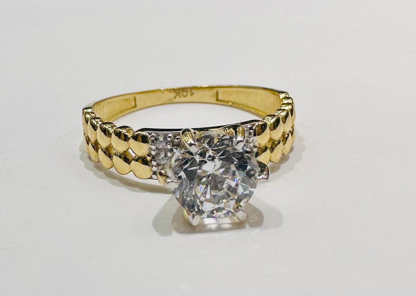 10K GOLD RING WITH CZ STONES -WEIGHT: 2.3gm