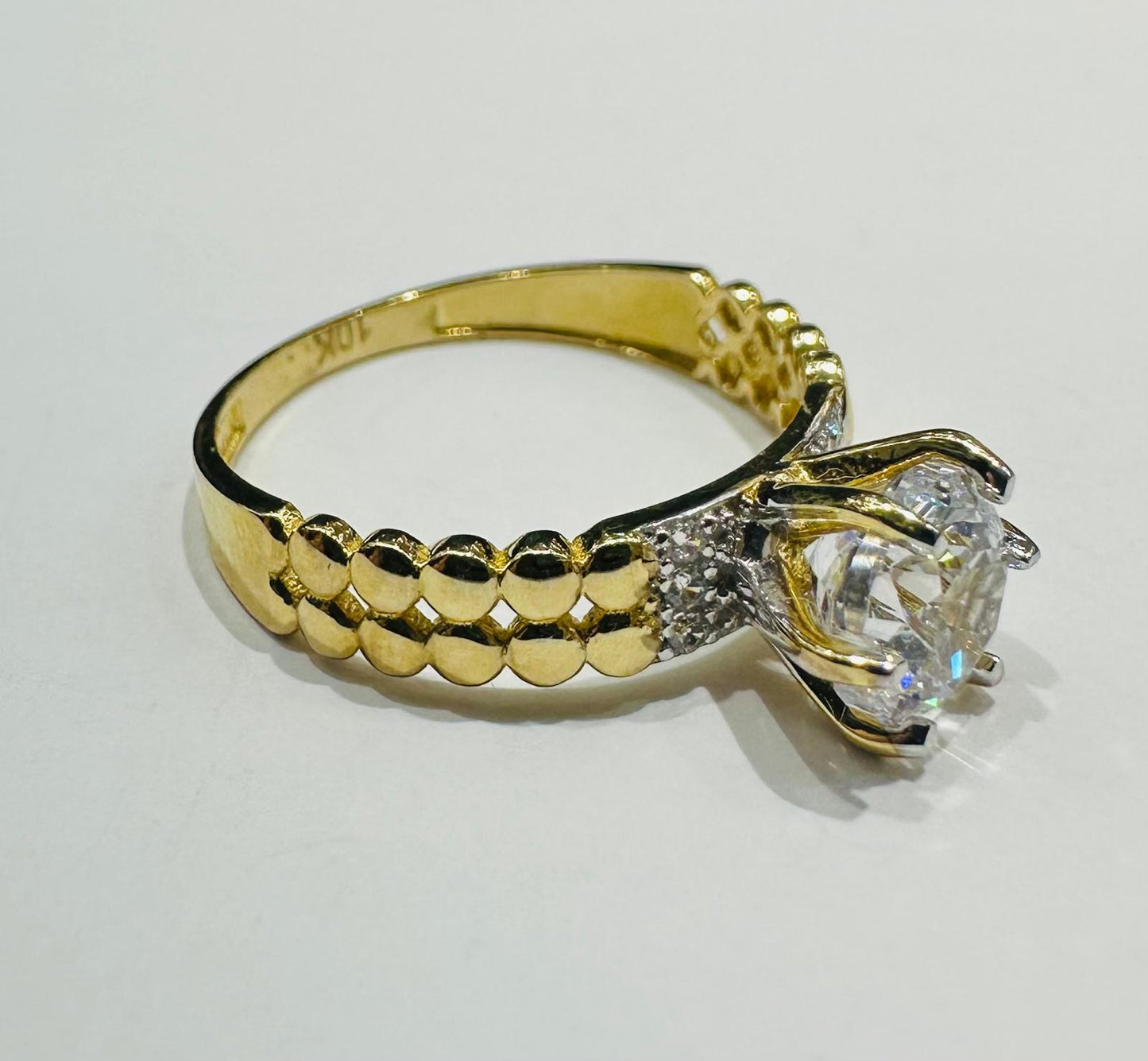 10K GOLD RING WITH CZ STONES -WEIGHT: 2.3gm