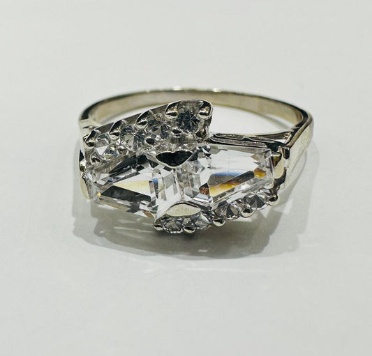 10K WHITE GOLD RING WITH CZ STONES -WEIGHT: 3.2gm