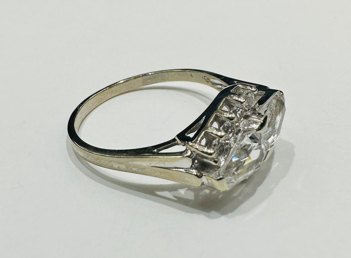 10K WHITE GOLD RING WITH CZ STONES -WEIGHT: 3.2gm