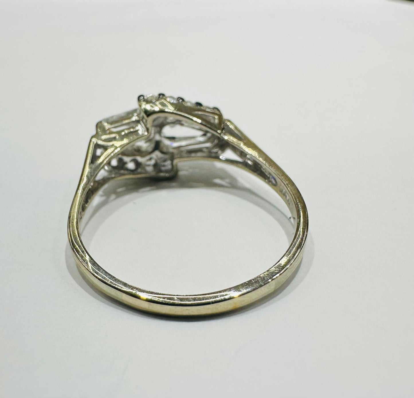 10K WHITE GOLD RING WITH CZ STONES -WEIGHT: 3.2gm