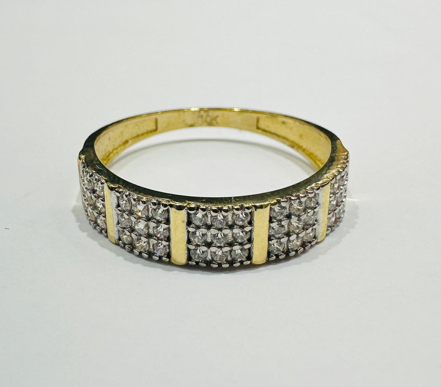 10K GOLD RING WITH CZ STONES -WEIGHT: 2.4gm