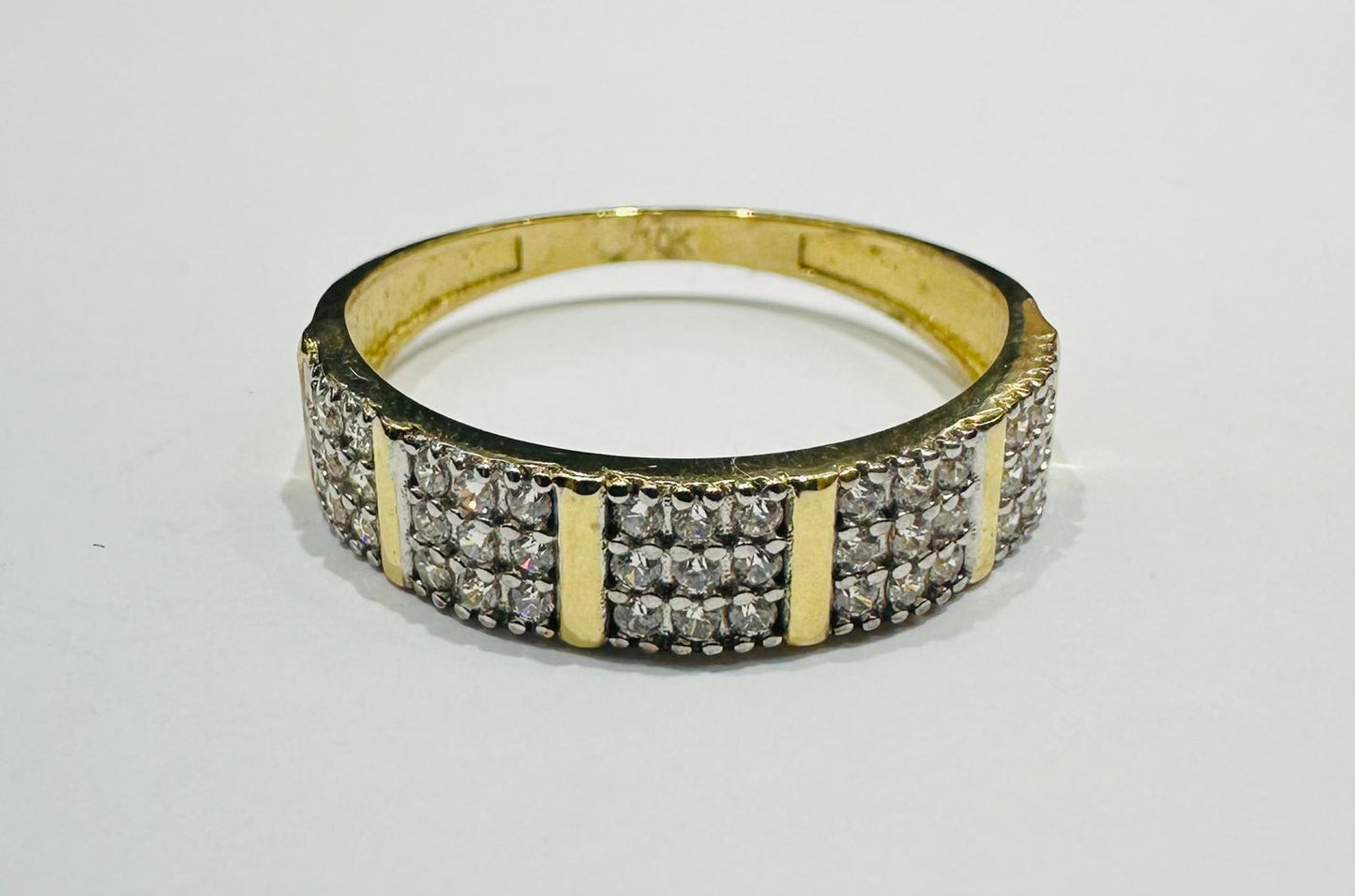 10K GOLD RING WITH CZ STONES -WEIGHT: 2.4gm