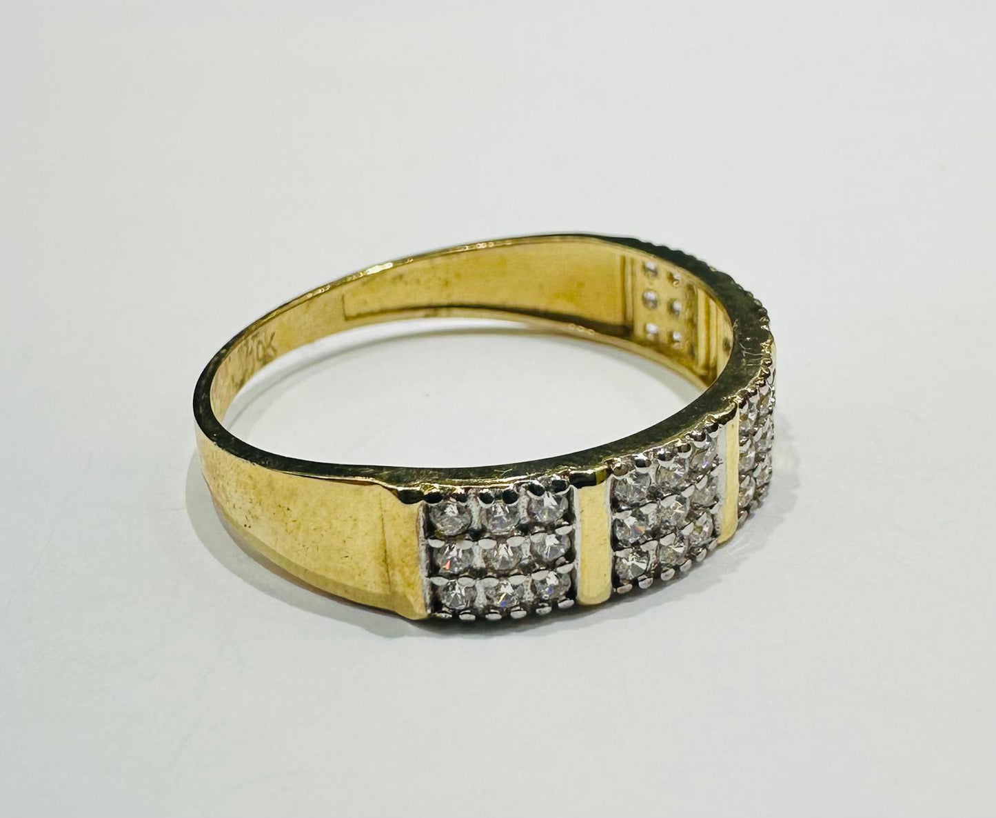 10K GOLD RING WITH CZ STONES -WEIGHT: 2.4gm