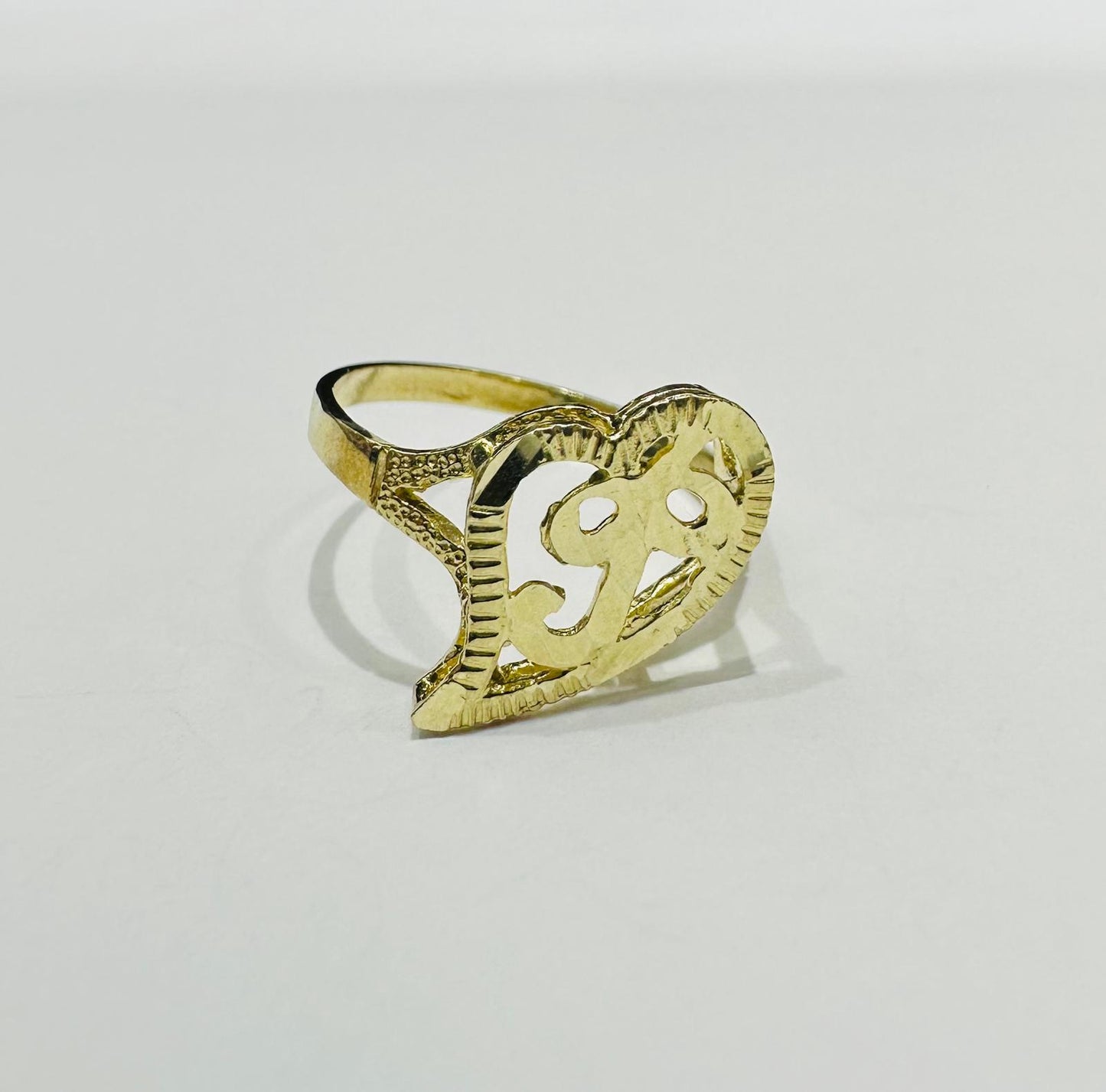 10K GOLD INITIAL LETTER "P" RING -WEIGHT: 1.6gm