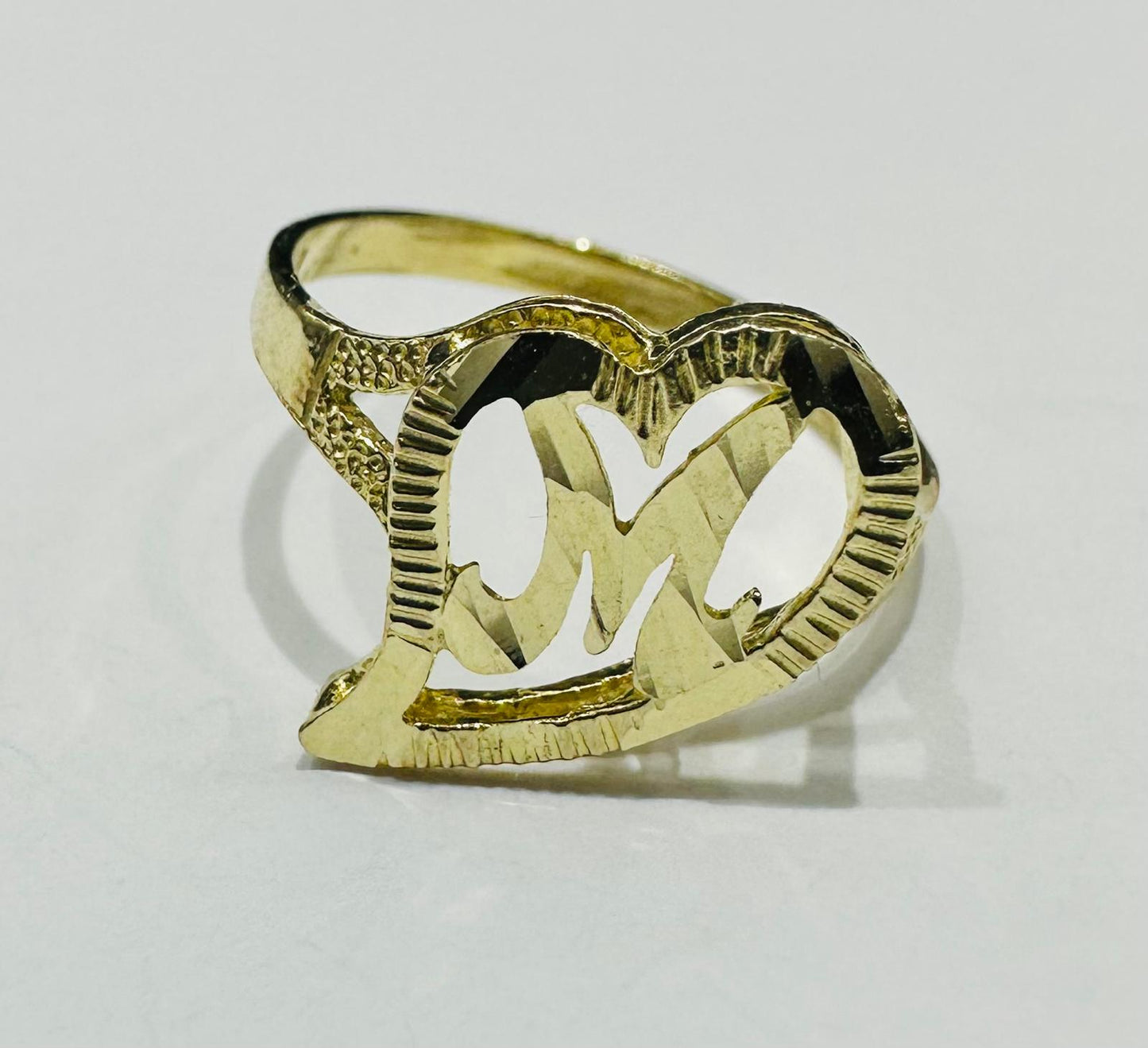 10K GOLD INITIAL LETTER "M" RING -WEIGHT: 1.5gm