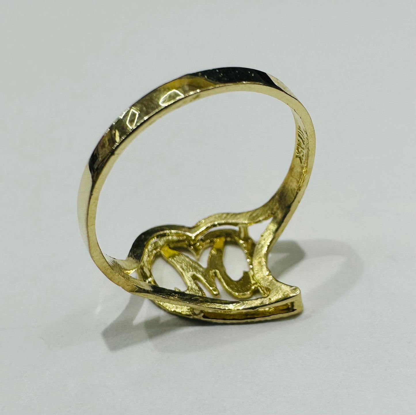 10K GOLD INITIAL LETTER "M" RING -WEIGHT: 1.5gm