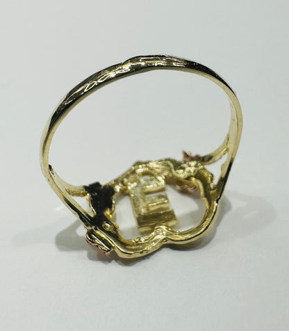 10K GOLD TWO TONED INITIAL LETTER "E" RING -WEIGHT: 1.7gm