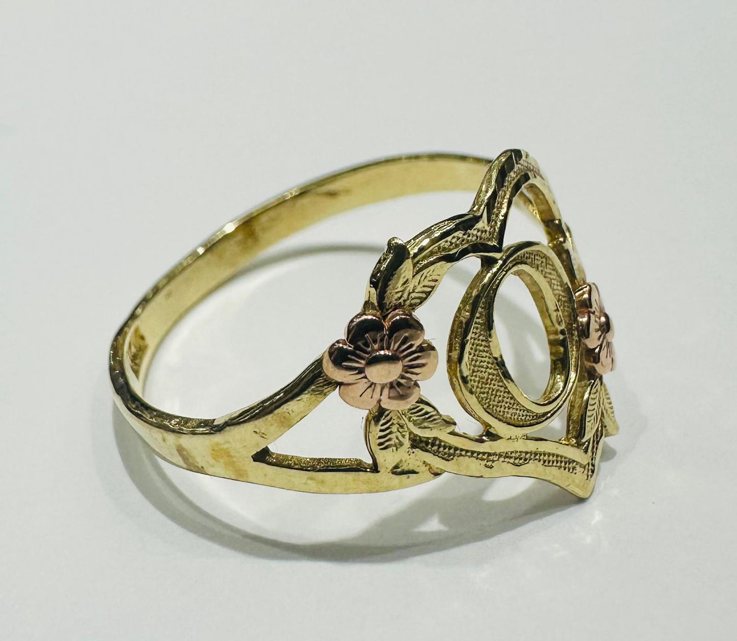 10K GOLD TWO TONED INITIAL LETTER "O" RING -WEIGHT: 1.7gm