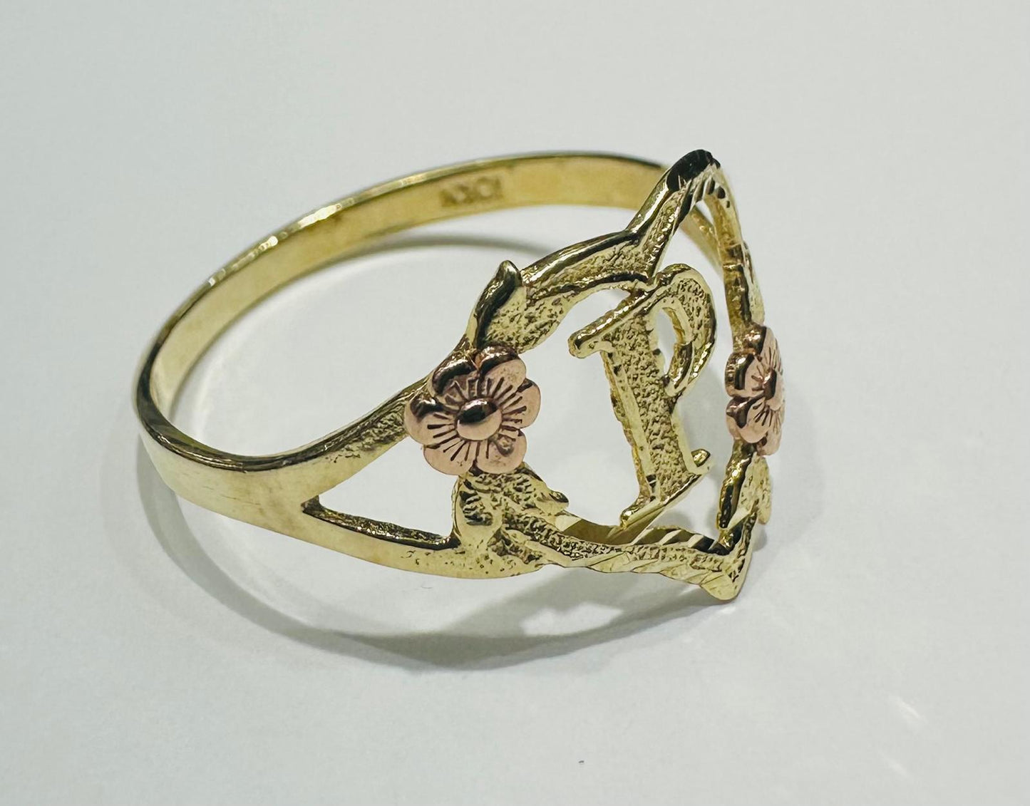 10K GOLD TWO TONED INITIAL LETTER "P" RING -WEIGHT: 1.6gm