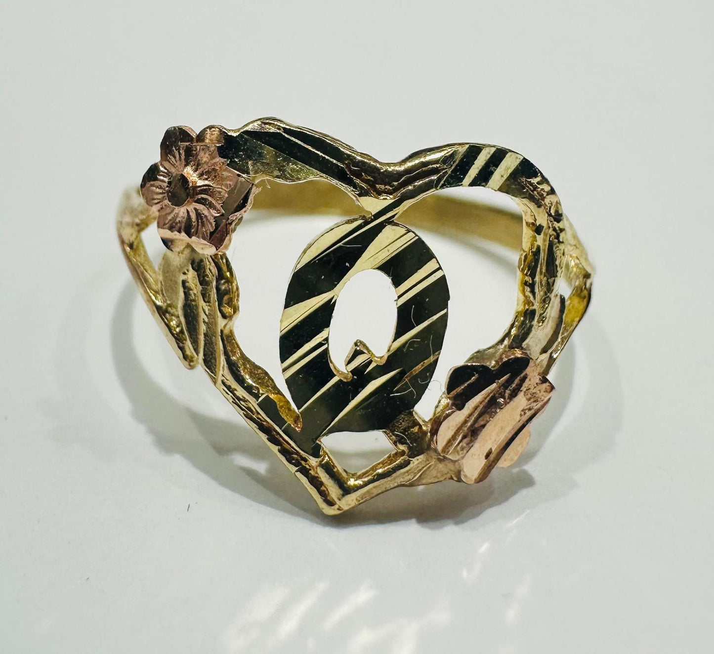 10K GOLD TWO TONED INITIAL LETTER "Q" RING -WEIGHT: 1.6gm