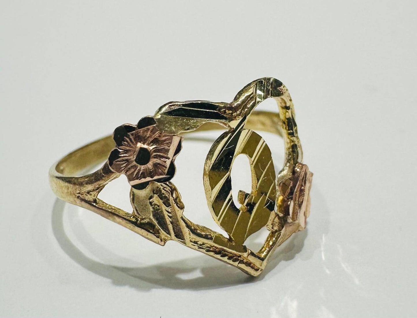 10K GOLD TWO TONED INITIAL LETTER "Q" RING -WEIGHT: 1.6gm