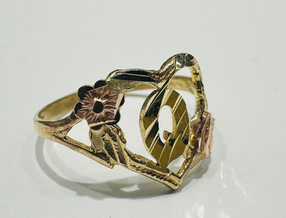 10K GOLD TWO TONED INITIAL LETTER "Q" RING -WEIGHT: 1.6gm