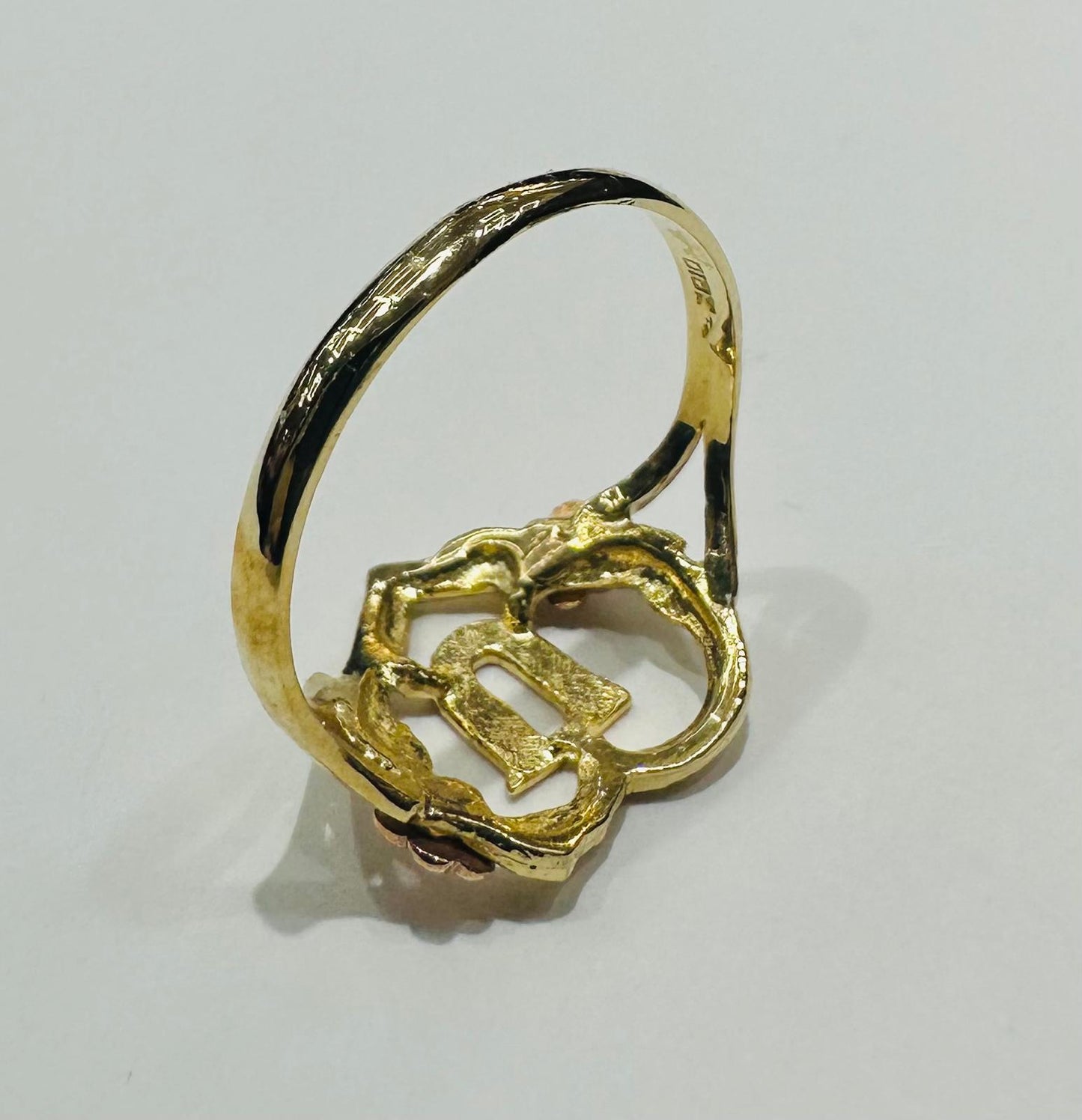 10K GOLD TWO TONED INITIAL LETTER "U" RING -WEIGHT: 1.8gm