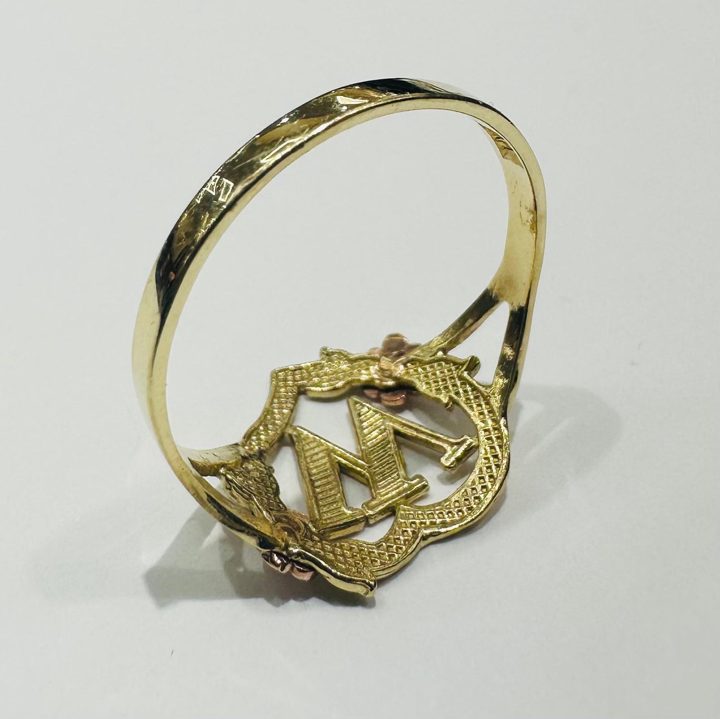 10K GOLD TWO TONED INITIAL LETTER "W" RING -WEIGHT: 1.7gm