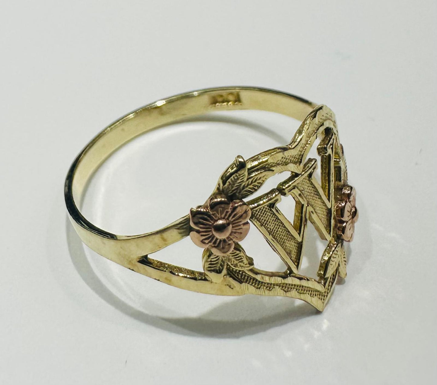 10K GOLD TWO TONED INITIAL LETTER "W" RING -WEIGHT: 1.7gm