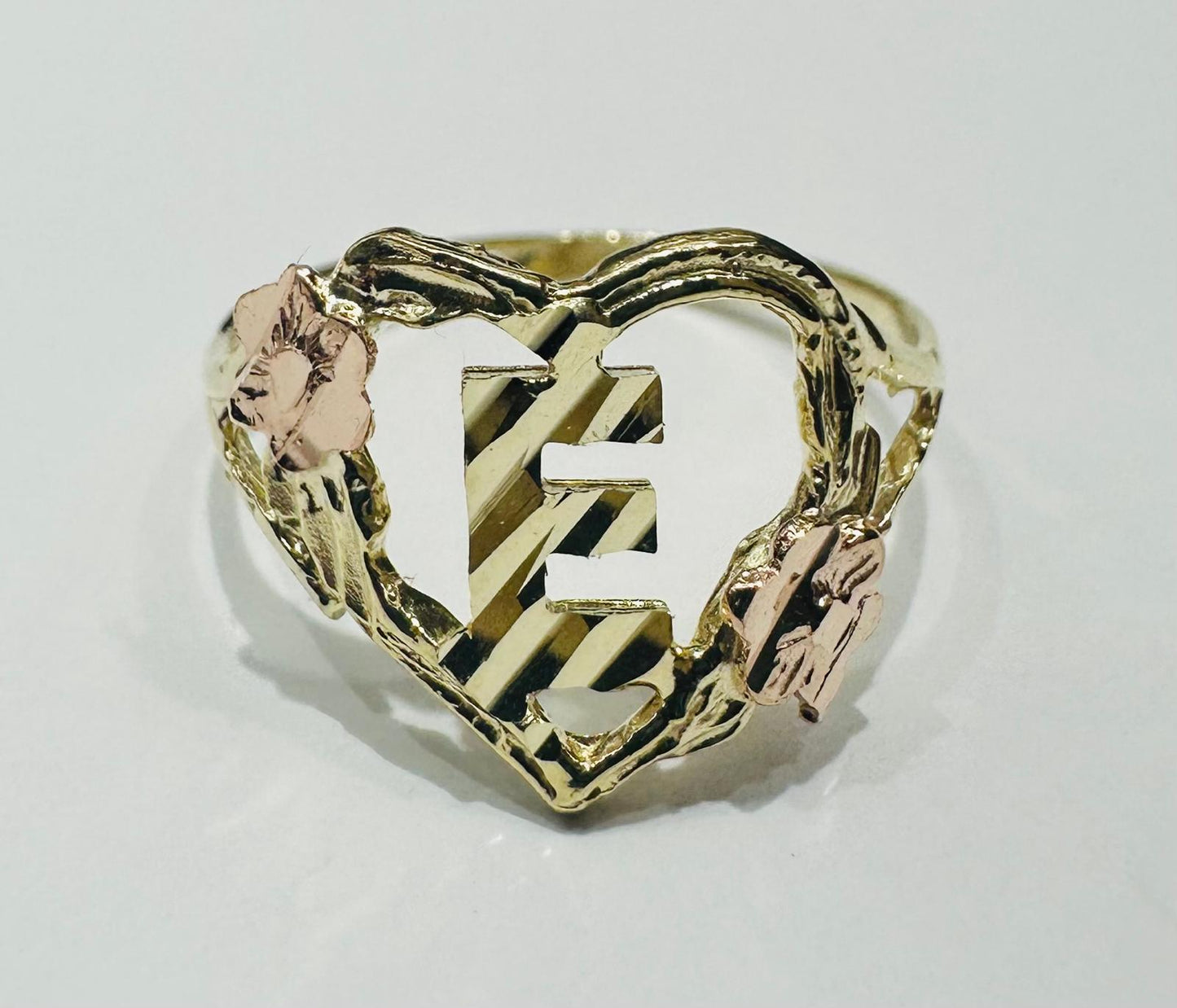 10K GOLD TWO TONED INITIAL LETTER "E" RING -WEIGHT: 1.7gm