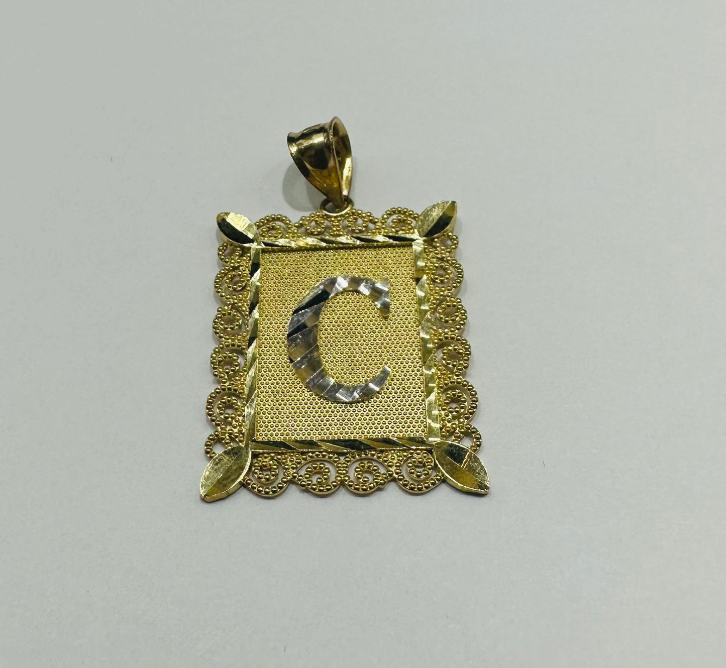 10K GOLD TWO TONED INITIAL LETTER "C" PENDANT -WEIGHT: 2.8gm