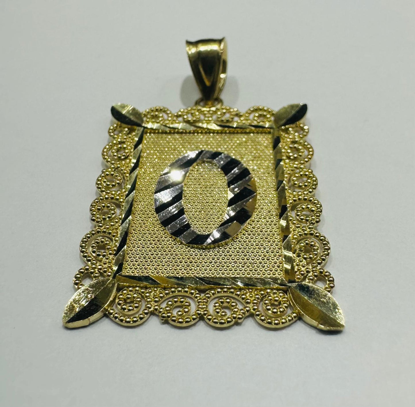 10K GOLD TWO TONED INITIAL LETTER "O" PENDANT -WEIGHT: 2.9gm