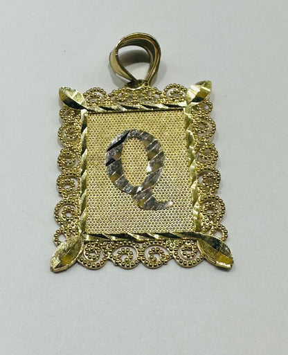 10K GOLD TWO TONED INITIAL LETTER "Q" PENDANT -WEIGHT: 2.7gm