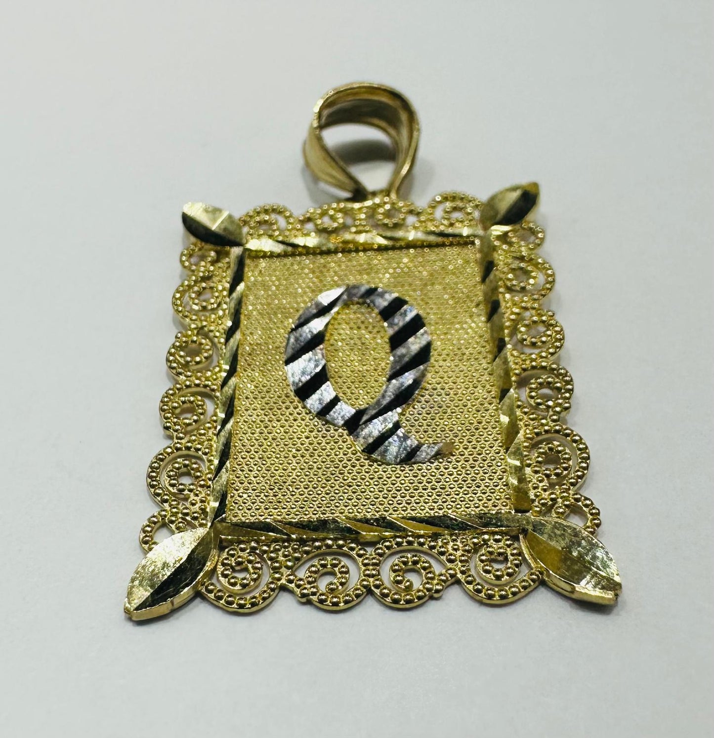 10K GOLD TWO TONED INITIAL LETTER "Q" PENDANT -WEIGHT: 2.7gm