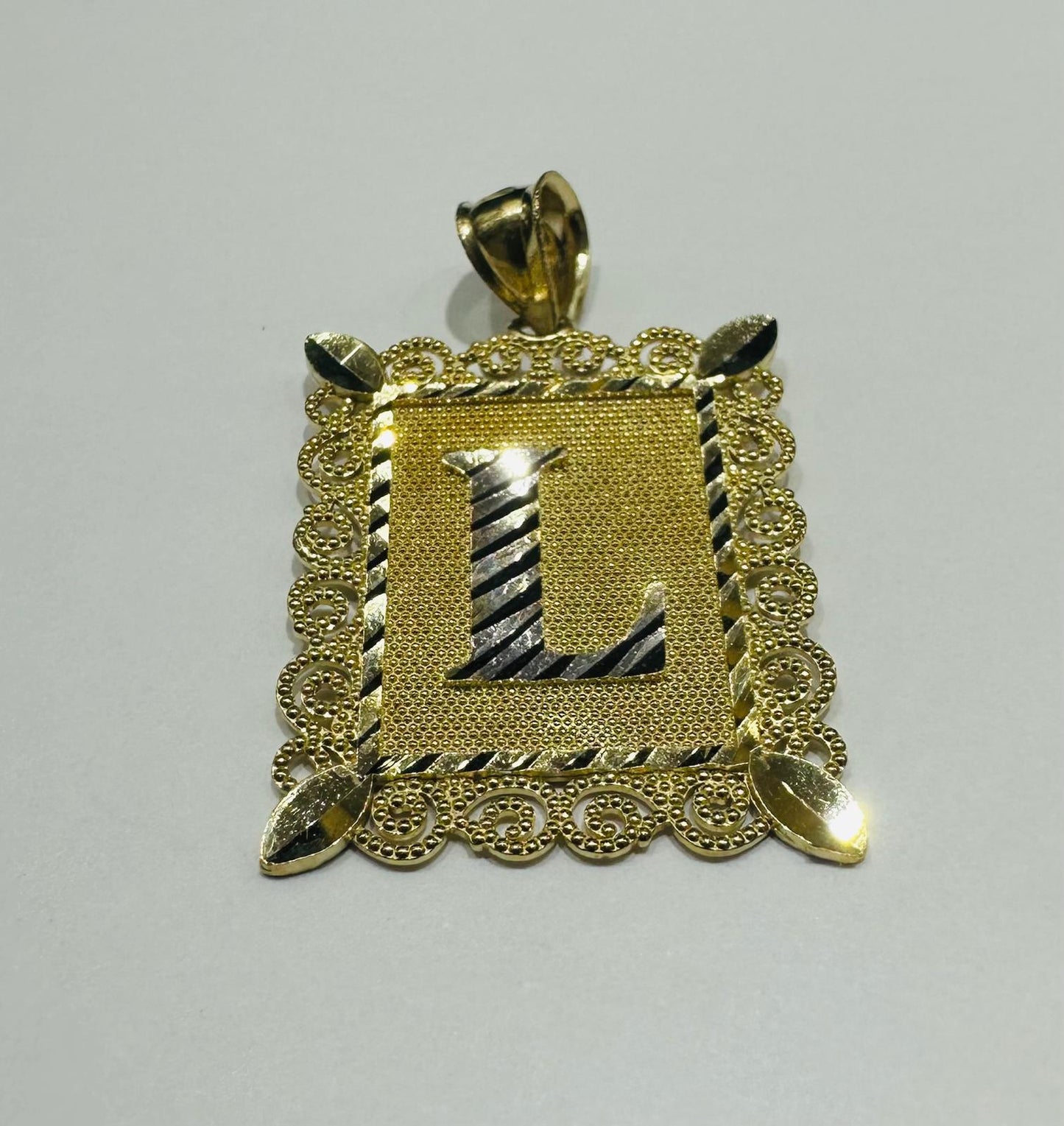 10K GOLD TWO TONED INITIAL LETTER "L" PENDANT -WEIGHT: 2.9gm