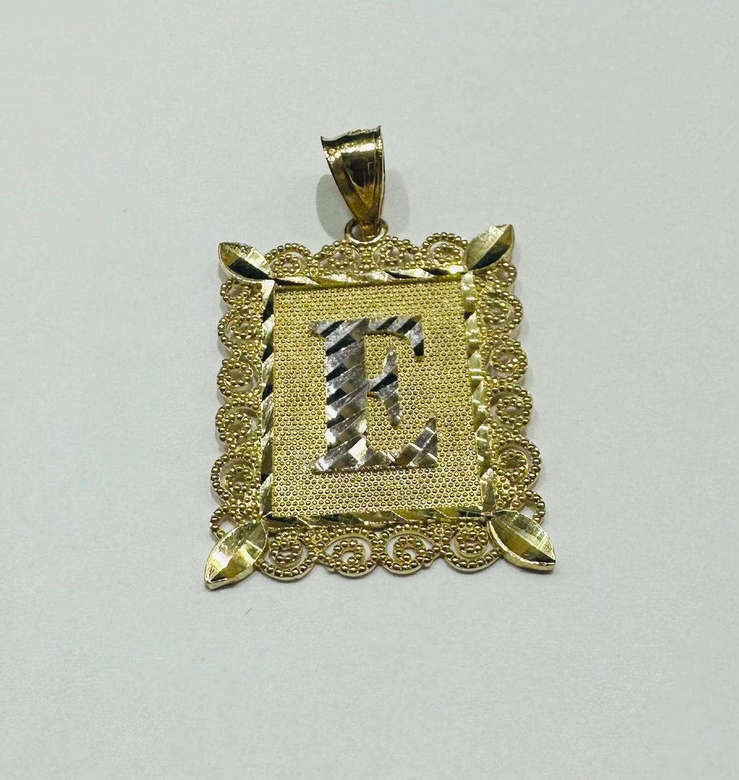 10K GOLD TWO TONED INITIAL LETTER "E" PENDANT -WEIGHT: 3.0gm