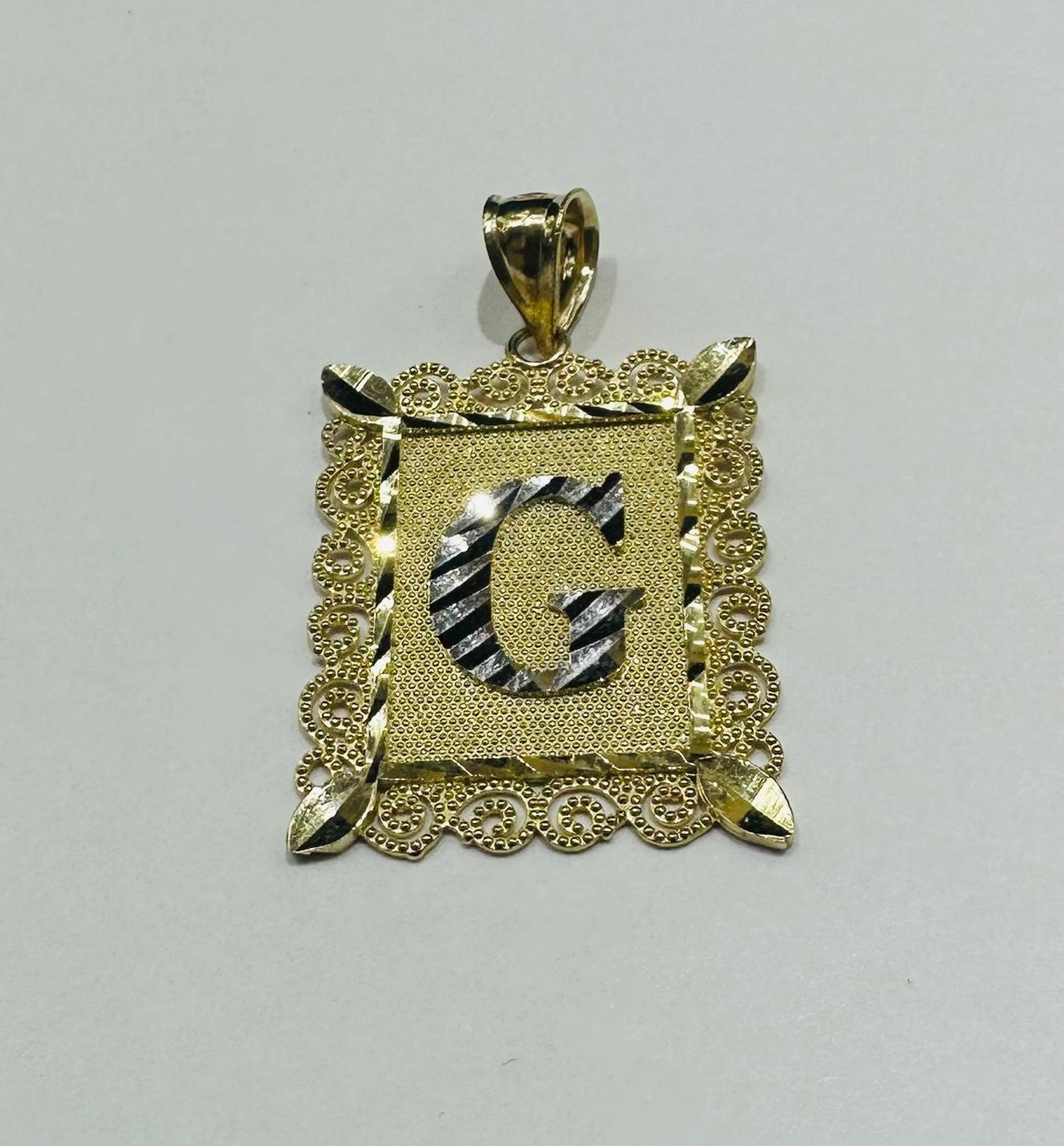 10K GOLD TWO TONED INITIAL LETTER "G" PENDANT -WEIGHT: 2.9gm