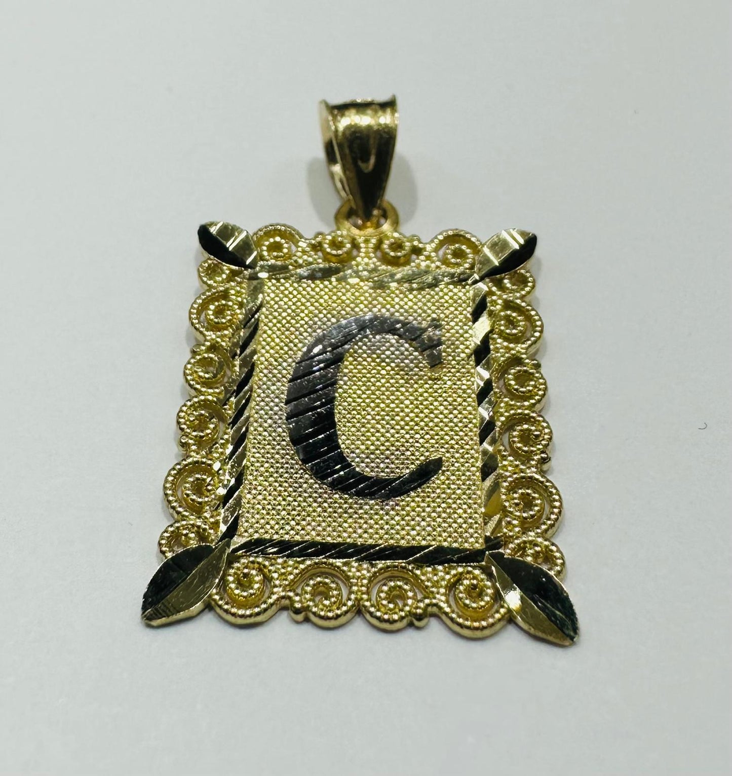 10K GOLD TWO TONED INITIAL LETTER "C" PENDANT - WEIGHT: 1.7gm
