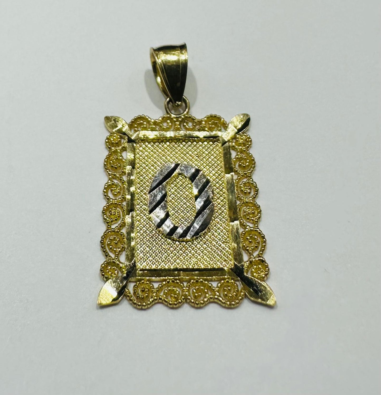 10K GOLD TWO TONED INITIAL LETTER "O" PENDANT- WEIGHT: 1.6gm