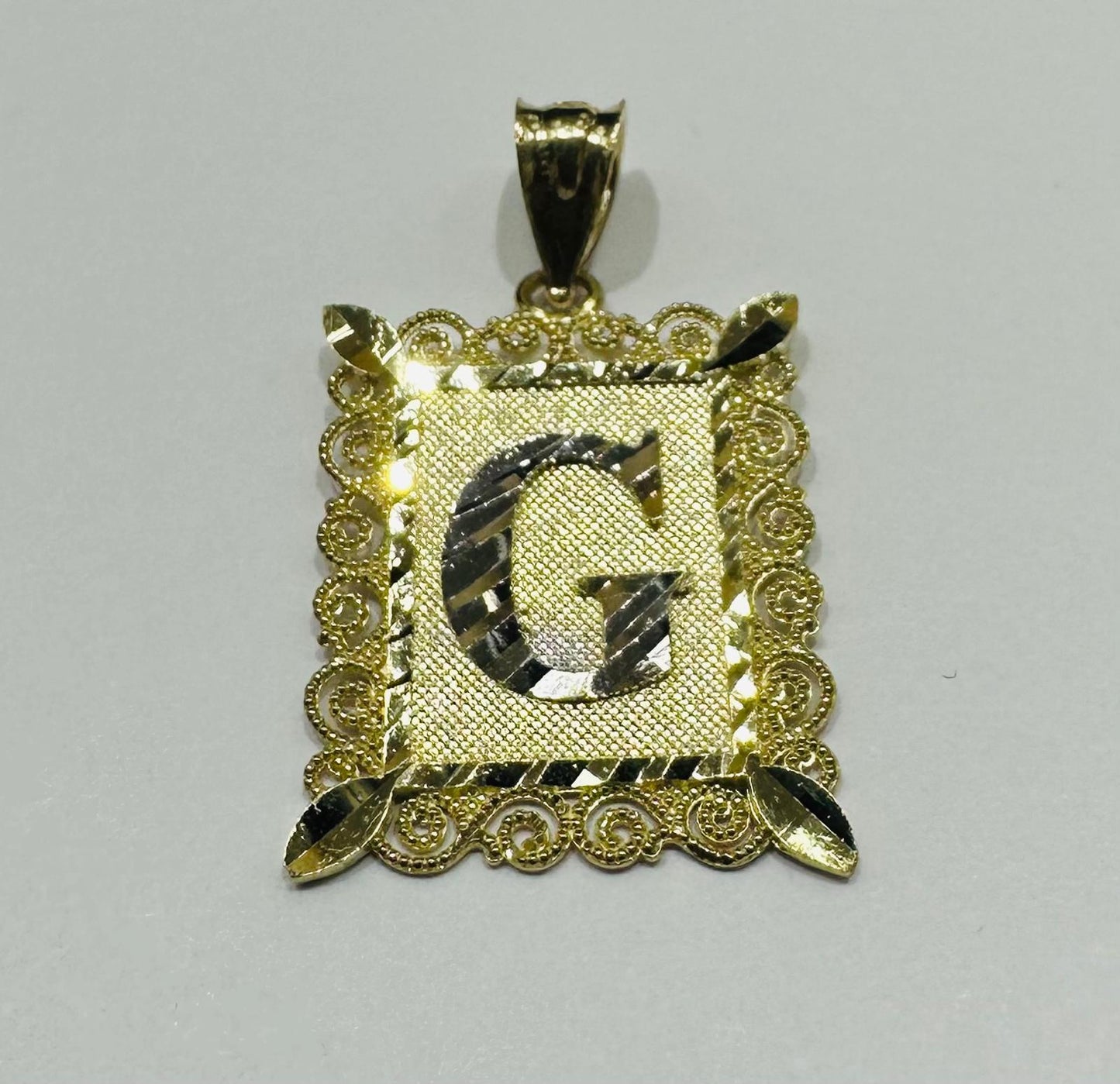 10K GOLD TWO TONED INITIAL LETTER "G" PENDANT - WEIGHT: 1.6gm