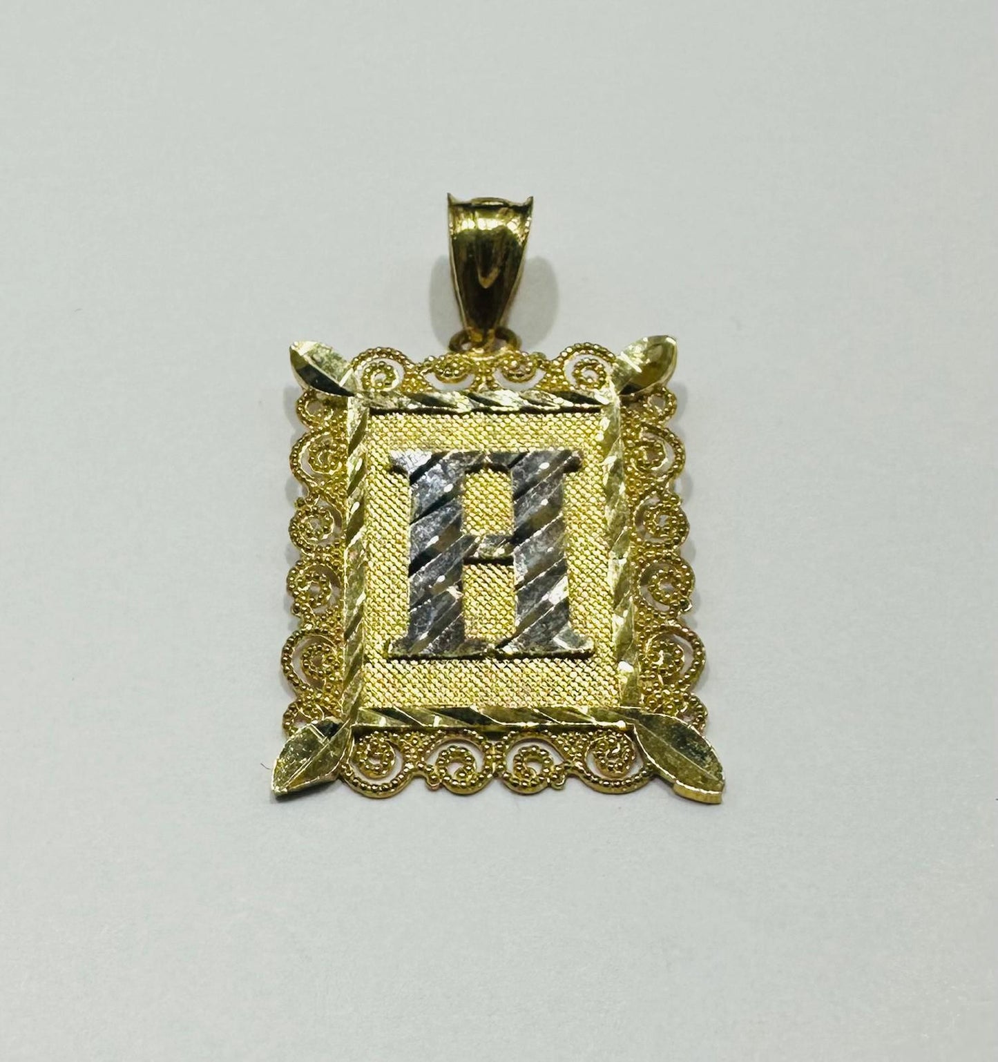10K GOLD TWO TONED INITIAL LETTER "H" PENDANT- WEIGHT: 1.7gm