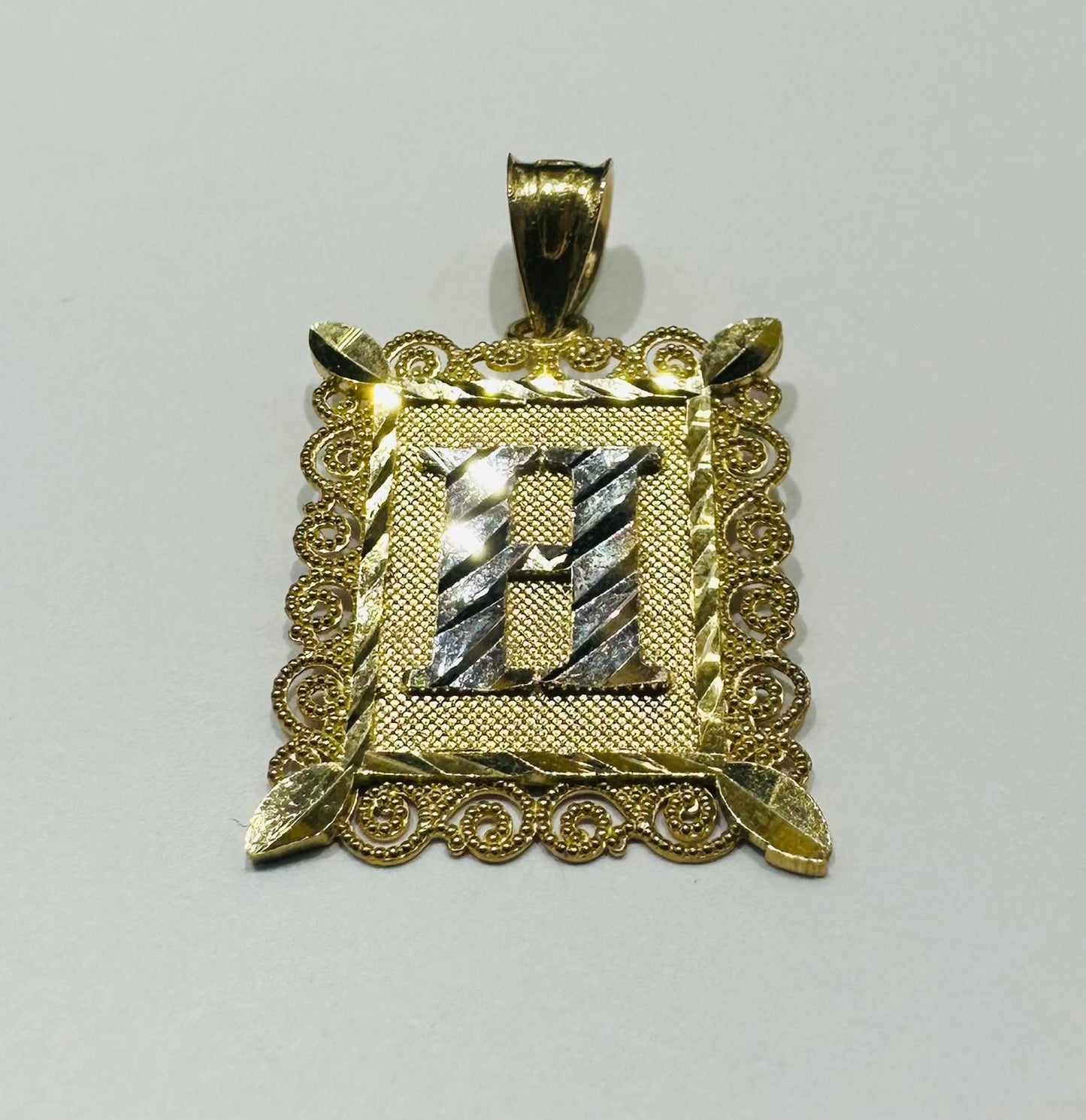 10K GOLD TWO TONED INITIAL LETTER "H" PENDANT- WEIGHT: 1.7gm