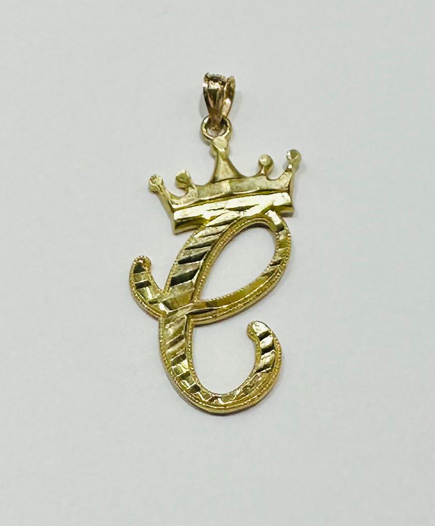 10K GOLD INITIAL LETTER "C" WITH A CROWN PENDANT- WEIGHT: 2.0gm