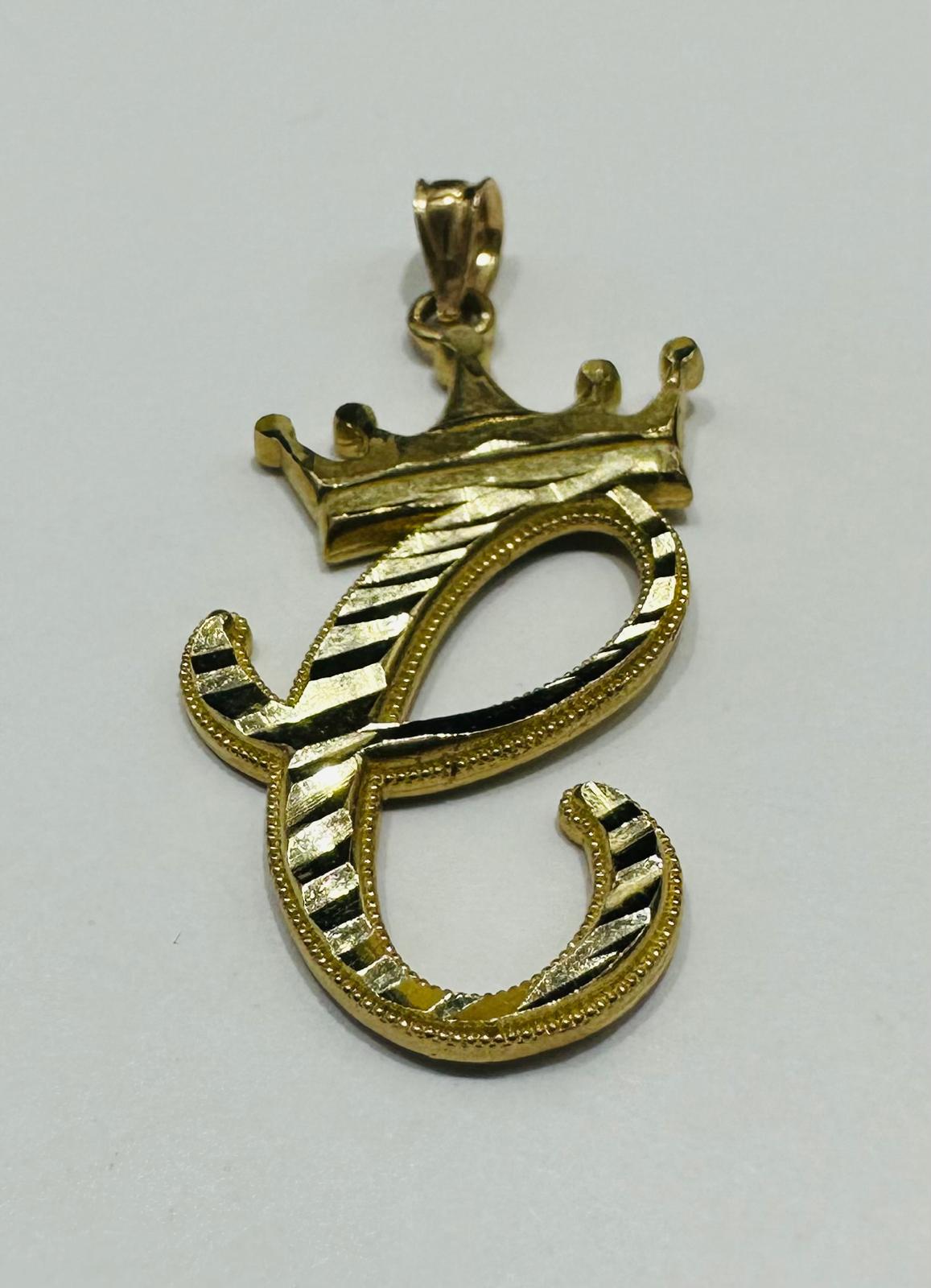 10K GOLD INITIAL LETTER "C" WITH A CROWN PENDANT- WEIGHT: 2.0gm